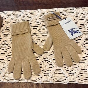 Burberry Wool Gloves in Sand - Size S/M - New with Tags